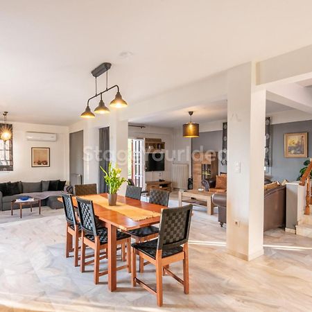Τraditional Fully Detached Villa On A Luxurious Hillock Of Thessaloniki With Its Own Garden Also For Family & Wedding Gatherings For 10 To 25 People Only 15 Minutes From Airport 外观 照片